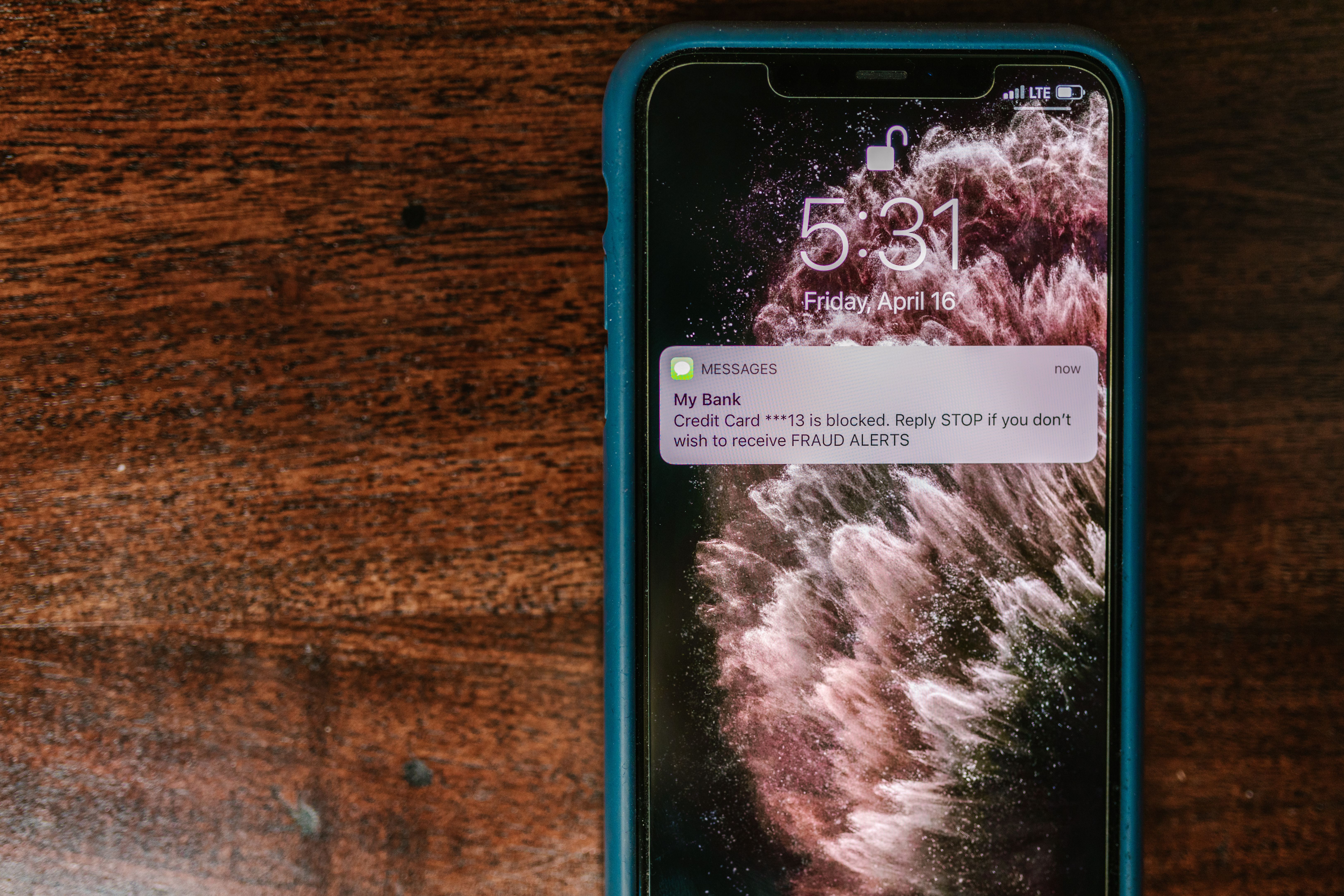 Celular exibindo mensagem de alerta de fraude